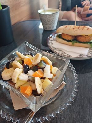 Granola with fruits and joghurt at Monkey Mind in Berlin