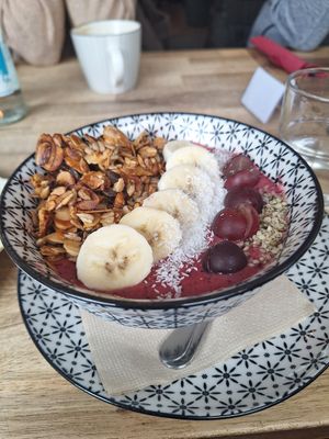 Smoothie Granola Bowl at Monkey Mind in Berlin