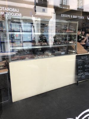 Vitrine (menu avec options vegan)  at Omusubi Gonbei in Paris