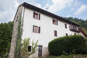 Un piccolo agriturismo familiare nel cuore della verde Valle Imagna (BG). Cucina solo vegan. In questa foto, l'ingresso della struttura. at Fattoria la Capra Campa in Acqui Terme