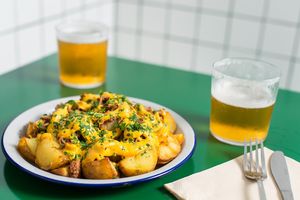 Total frenesí of the heart, patatas con salsa de queso cheddar de anacardos con "carne mechada" de jackfruit asado y perejil.  at Romero Verde in Madrid