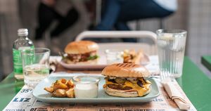 Chisbugui: hamburguesa de soja, queso cheddar de anacardos, champiñones "bacon", pepinillos, ketchup, mostaza y veganesa. at Romero Verde in Madrid