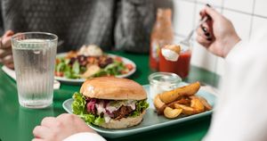 Hamburguesa Britney Spears Pop Mex: guacamole, veganesa de chipotle, cebolla morada encurtida casera, lechuga batavia, crema de queso de anacardos y patty de jackfruit. Oooooopsss at Romero Verde in Madrid