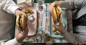 Duelo de hamburguesas. L'Exotique Vs. Chisbugui. at Romero Verde in Madrid