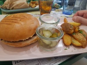 Cuidado, peligro, eclipse (super spicy spicy burger) at Romero Verde in Madrid