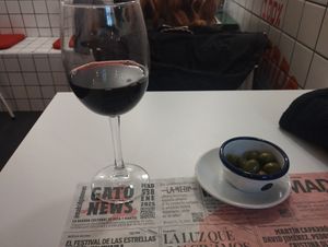 Syrah and complimentary olives at Romero Verde in Madrid