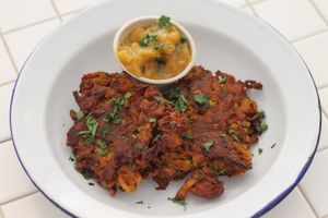 Pakoras with mango chutney at Romero Verde in Madrid