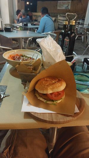 Vegan burger patatine e vegan pokè at L'Hambuergeria in Lacona