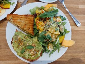 Grilled cheese+Avocado toast+ salad : frais et excellent at Virgule in Toulouse