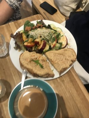 hummus tartine avec salade at Virgule in Toulouse