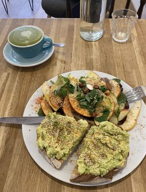 Heerlijke toast avocado en matcha latte!  at Virgule in Toulouse