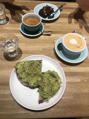 avocado toast at Virgule in Toulouse