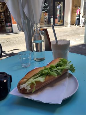 Avocado Baguette with Banana-Strawberry-Milkshake at Virgule in Toulouse