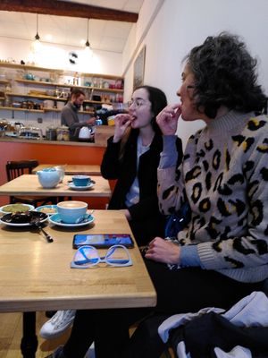 Early morning light, vegan breakfast at Virgule in Toulouse