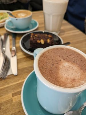 Hot cocoa and brownie at Virgule in Toulouse