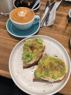 Avocado toast and coffee at Virgule in Toulouse