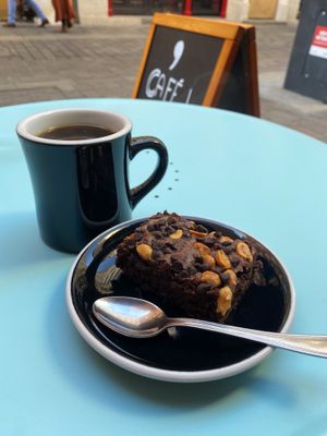Filter coffee + peanut/chocolate brownie  at Virgule in Toulouse