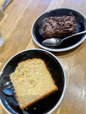 Cake citron and brownie  at Virgule in Toulouse