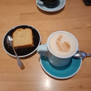 Chaï latte et cake citron at Virgule in Toulouse