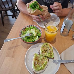 Sandwich, petite salade, jus d'orange pressé, toast avocat crème cajoux at Virgule in Toulouse