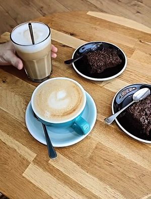 Flat white et latte glacé lait végétal avec brownie vegan at Virgule in Toulouse