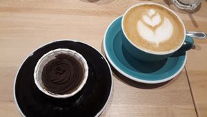 Muffin & capuccino at Virgule in Toulouse