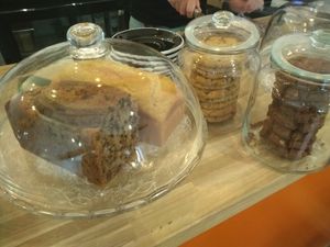Banana bread, lemon&ginger cake, cookies (all vegan) at Virgule in Toulouse