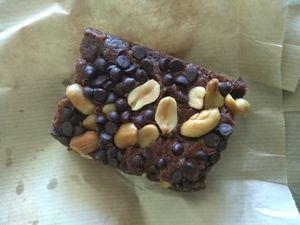 Vegan brownie for 3euros at Virgule in Toulouse