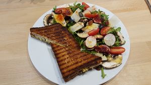 Grilled cheese and salad at Virgule in Toulouse