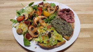 Tartine of the day: avocado toast, hummus and seaweed tartare at Virgule in Toulouse