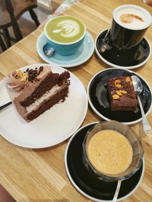 Postres varios at Virgule in Toulouse