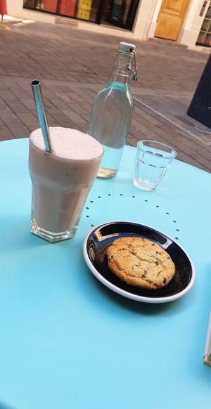 Milkshake et cookie at Virgule in Toulouse