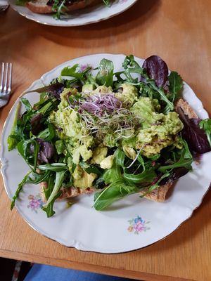 Brood met avocado at Gasterij de Koffiemolen in Valkenburg