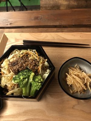 Vegan yakisoba at Fahua 法華素食 in Osaka