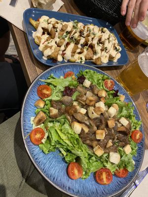 Heura con patatas y ensalada de champis   at Labarra Taberna in Zumaia