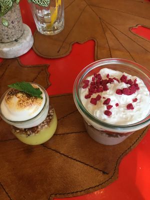 Postre de menú del día: lemon pie y postre de carta: cheesecake  at Run Run Run in Madrid