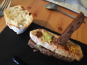 Le foye gras végétal maison sur un lit de confit d'oignons maison au cidre et biscuit châtaigne  at M.Y.Table-Restaurant in Augan