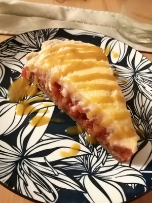 Tarte prune-pomme sur biscuit sarrasin aux 4 épices, surmonté d'une crème vanille avec caramel orange basilic at M.Y.Table-Restaurant in Augan