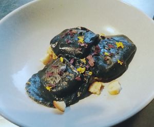 ravioles noires au tofu à l'ail des ours, rillettes aux algues et bouillon at M.Y.Table-Restaurant in Augan