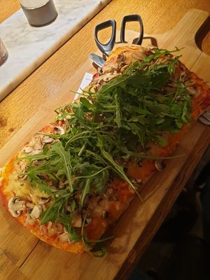 Vegan pinsa (delicious and big) at Vapiano in Munich