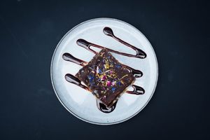 Snickerz Schnitte mit hausgemachter Schokolade at Nude Food in Augsburg