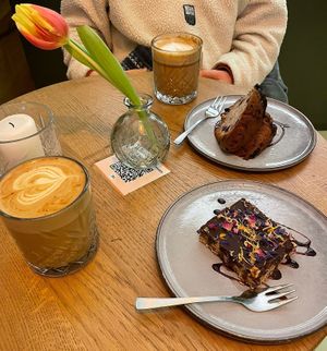 Chai Espressi, blueberry- banana bread, snickerz Schnitte  #Veganuary at Nude Food in Augsburg