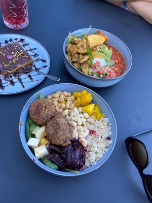 Vorne: bombastic bowl mit Pilz Buletten, hinten Holy Moly bowls mit chicken   at Nude Food in Augsburg