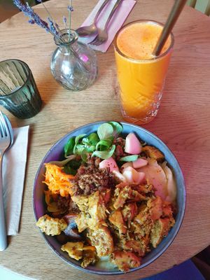 Farmers delight (machen potatoes, lentils, salad, mushrooms, apple, carrots& planted chicken on top) and slow juice (carrots, apple, orange, ginger) at Nude Food in Augsburg