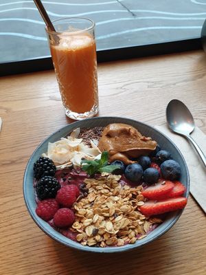 Berry Nicecream topped with extra peanutbutter and slow juice at Nude Food in Augsburg