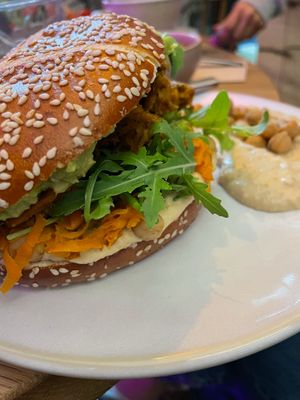 Vegan chicken burger with hummus and avocado at Nude Food in Augsburg