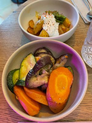 Oven-roasted veggies (cold) and potatoes with sauce at Nude Food in Augsburg
