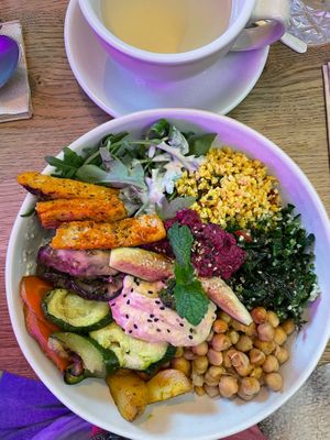 Veggie and chickpea bowl at Nude Food in Augsburg