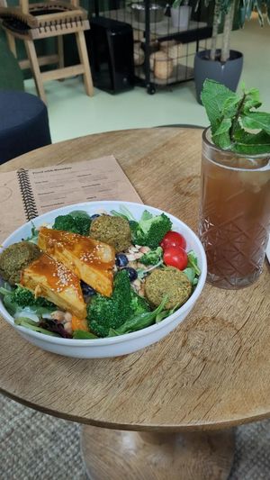Frisch, mega lecker und gesund! Falafel Salat mit extra Tofu Topping und Tamarinden Limonade at Nude Food in Augsburg