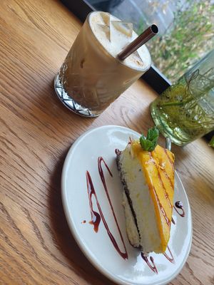 Coconut-lime-raw-cake and iced dirty chai latte at Nude Food in Augsburg